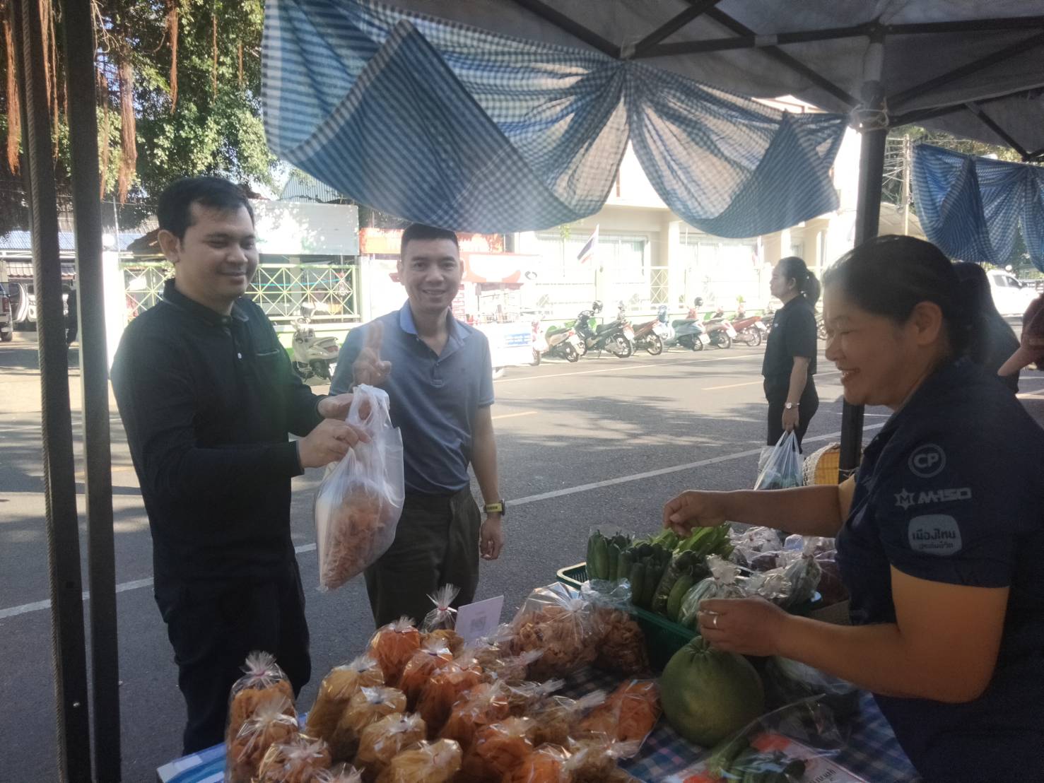 title - วันที่ 23 ธันวาคม 2568 เวลา 08.30 น. นายประเสริฐ กาญจนเกียรติกุล ปฏิรูปที่ดินจังหวัดบุรีรัมย์ มอบหมายเจ้าหน้าที่ ส.ป.ก.บุรีรัมย์จัดโครงการส่งความสุขปีใหม่มอบให้เกษตรกรในเขตปฏิรูปที่ดินจังหวัดบุรีรัมย์ ประจำปี พ.ศ. 2569